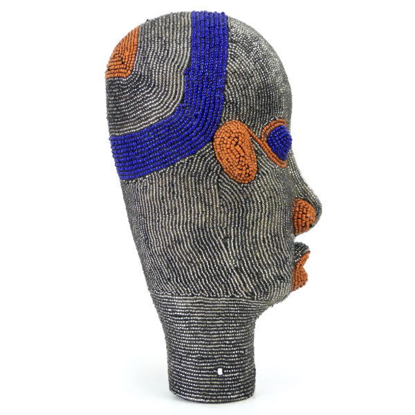Tête perlée Bamiléké traditionnelle en terre cuite et perles Art de Cameroun (profil)
