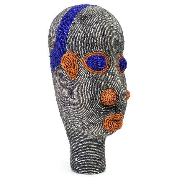 Tête perlée Bamiléké traditionnelle en terre cuite et perles Art de Cameroun (3/4)