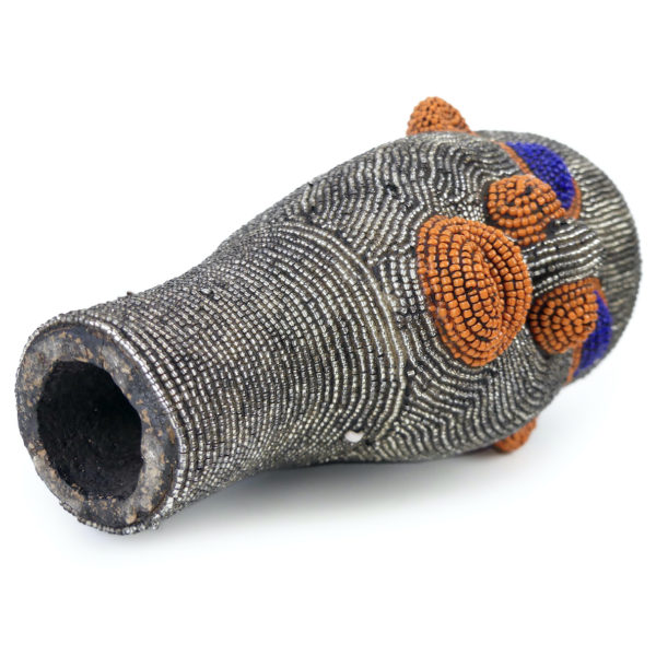 Tête perlée Bamiléké traditionnelle en terre cuite et perles Art de Cameroun (dessous 3/4)