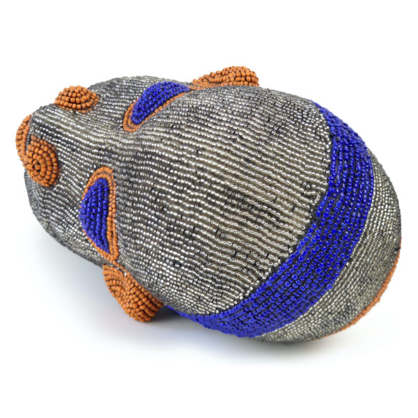 Tête perlée Bamiléké traditionnelle en terre cuite et perles Art de Cameroun (dessus 3/4)