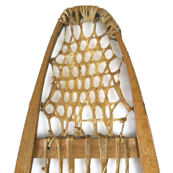 Paire de raquettes à neige ancienne en bois, cuir, et cordage en boyau naturel (détail)