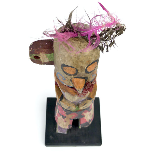 Poupée Kachina à oreille percée et petit bec en bois léger Hopi USA (dessus 3/4)