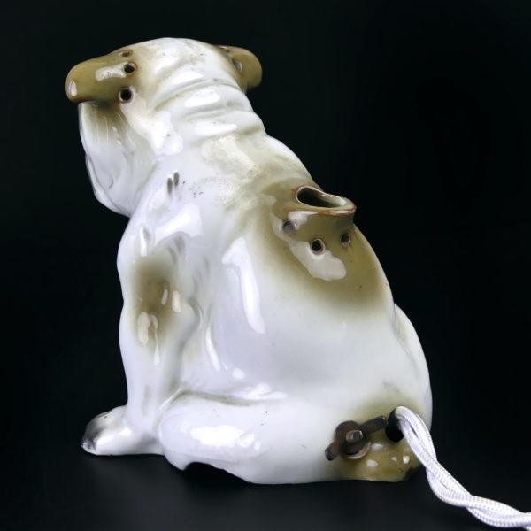 Veilleuse bouledogue brûle-parfums en porcelaine début XXe Allemagne (3/4 dos)