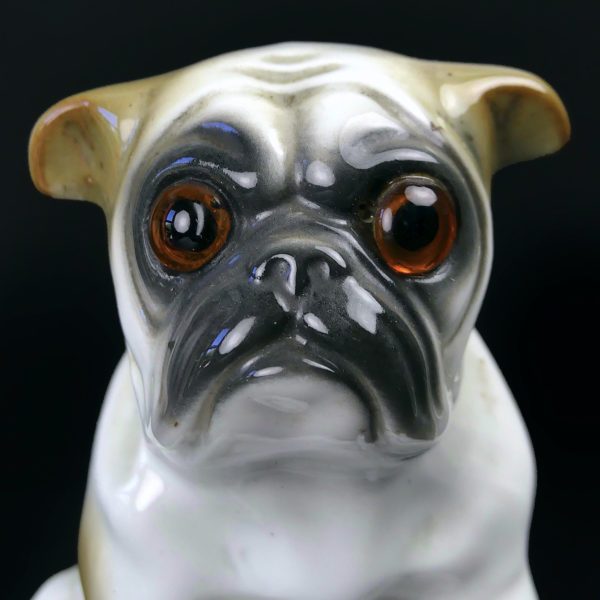 Veilleuse bouledogue brûle-parfums en porcelaine début XXe Allemagne (détail)
