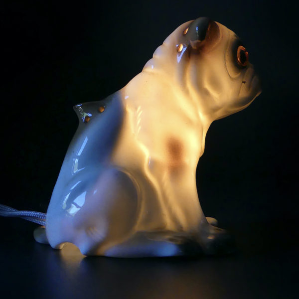 Veilleuse bouledogue brûle-parfums en porcelaine début XXe Allemagne (allumée profil)