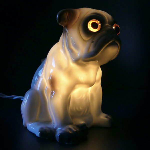 Veilleuse bouledogue brûle-parfums en porcelaine début XXe Allemagne (allumée 3/4)