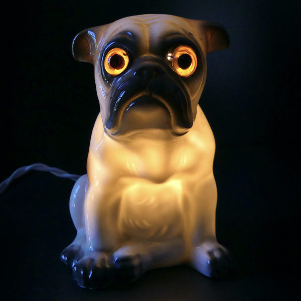 Veilleuse bouledogue brûle-parfums en porcelaine début XXe Allemagne (allumée face)