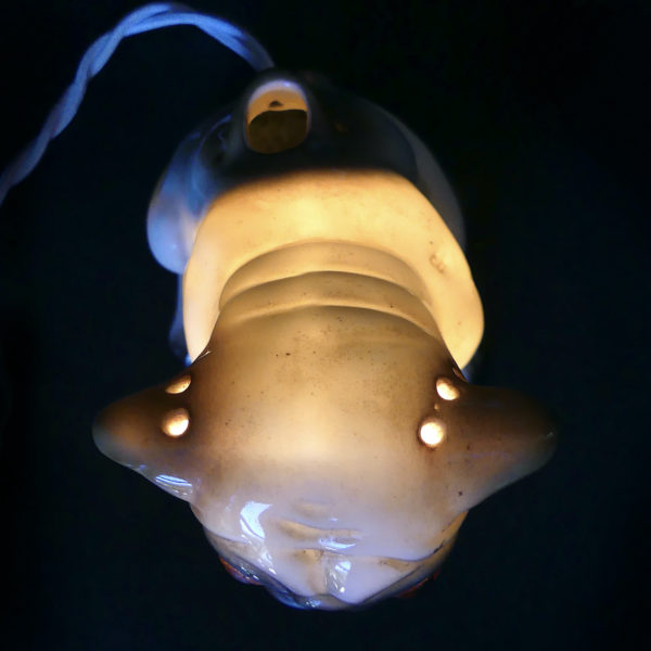 Veilleuse bouledogue brûle-parfums en porcelaine début XXe Allemagne (allumée dessus)