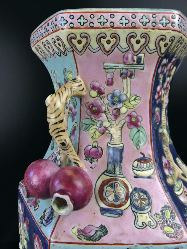 Grand vase chinois ancien en porcelaine hexagonale de forme balustre Chine (détail)