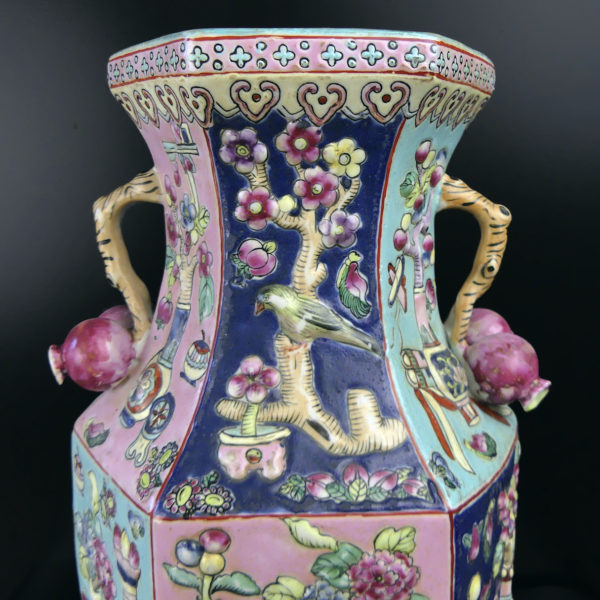 Grand vase chinois ancien en porcelaine hexagonale de forme balustre Chine (détail)