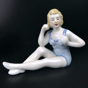 Baigneuse élégante en porcelaine assise en maillot Belle époque Bains de mer (face)