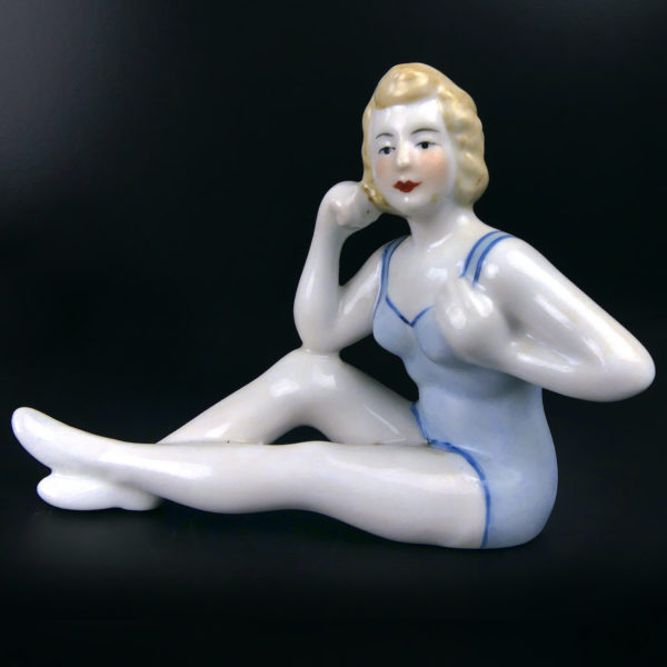 Baigneuse élégante en porcelaine assise en maillot Belle époque Bains de mer (face)