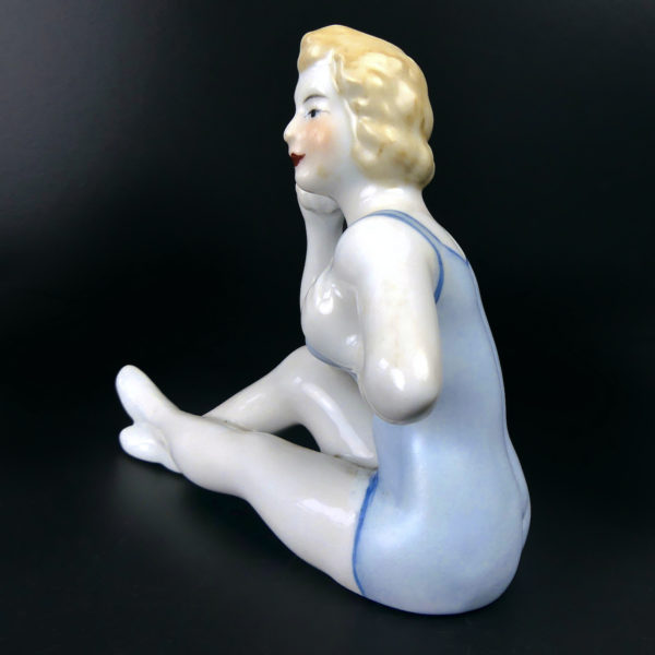 Baigneuse élégante en porcelaine assise en maillot Belle époque Bains de mer (3/4 dos)