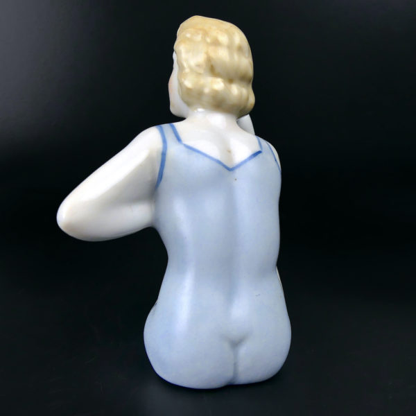 Baigneuse élégante en porcelaine assise en maillot Belle époque Bains de mer (dos)