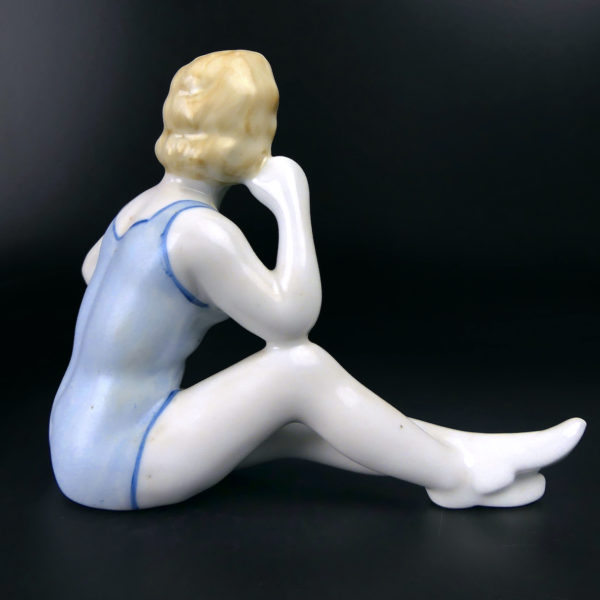 Baigneuse élégante en porcelaine assise en maillot Belle époque Bains de mer (dos)