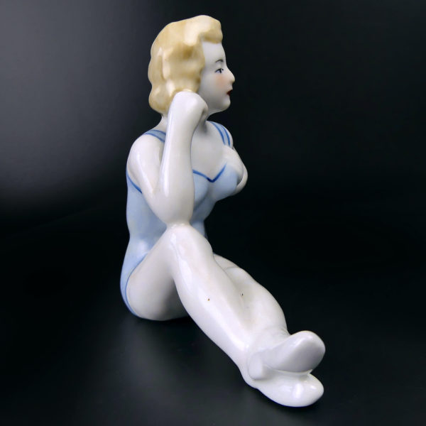 Baigneuse élégante en porcelaine assise en maillot Belle époque Bains de mer (profil)