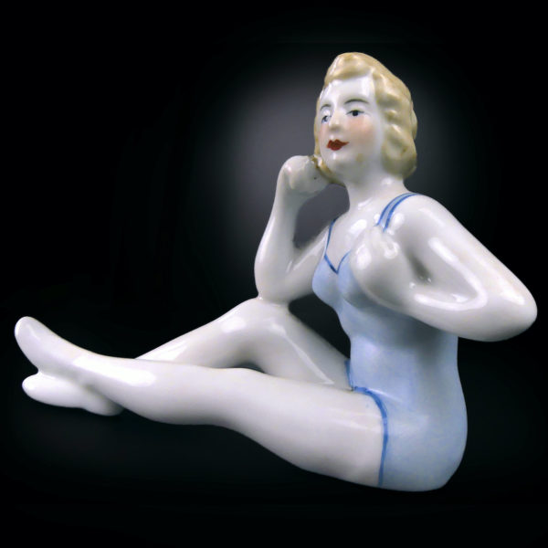 Baigneuse élégante en porcelaine assise en maillot Belle époque Bains de mer (3/4)