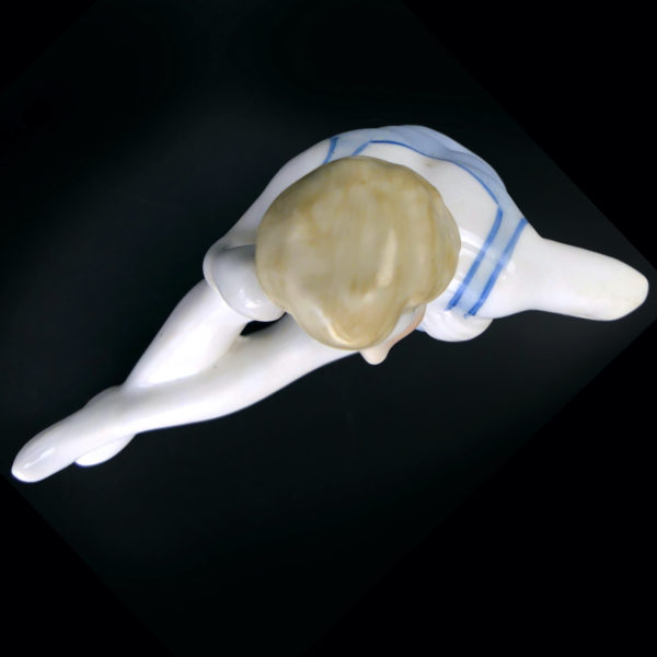 Baigneuse élégante en porcelaine assise en maillot Belle époque Bains de mer (dessus)