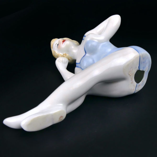 Baigneuse élégante en porcelaine assise en maillot Belle époque Bains de mer (dessous)