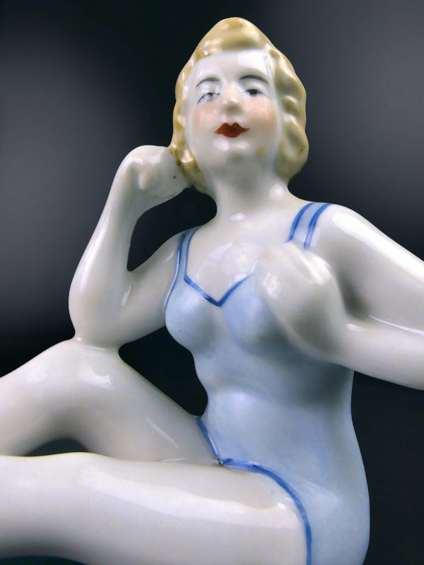 Baigneuse élégante en porcelaine assise en maillot Belle époque Bains de mer (détail)