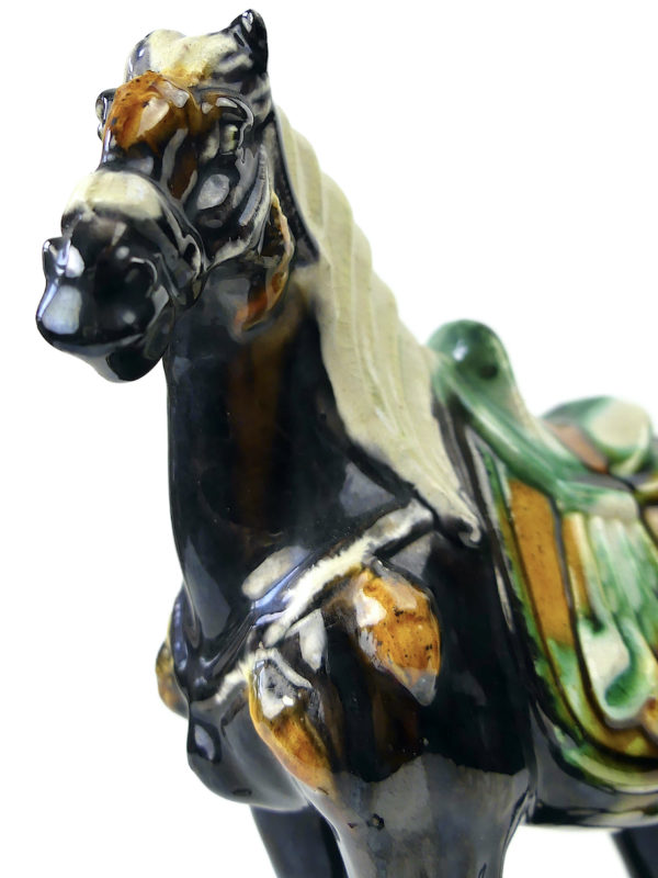 Petit cheval noir style Tang en céramique émaillée chinoise (détail)
