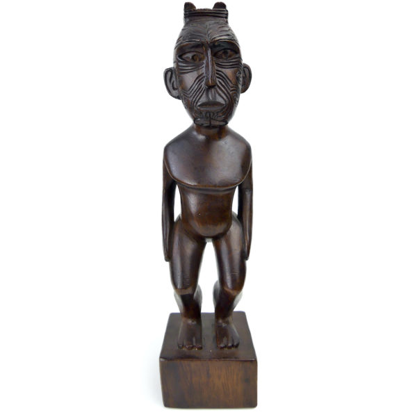 Petit Teko Teko Poutokomanawa Māori en bois brun Nouvelle-Zélande (face)