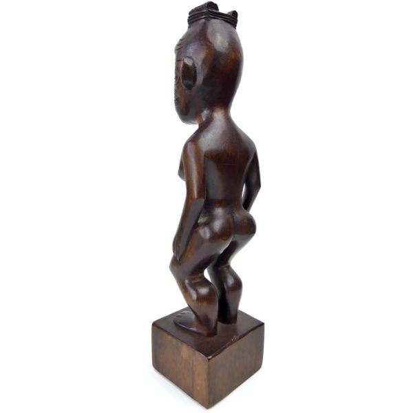 Petit Teko Teko Poutokomanawa Māori en bois brun Nouvelle-Zélande (3/4 dos)