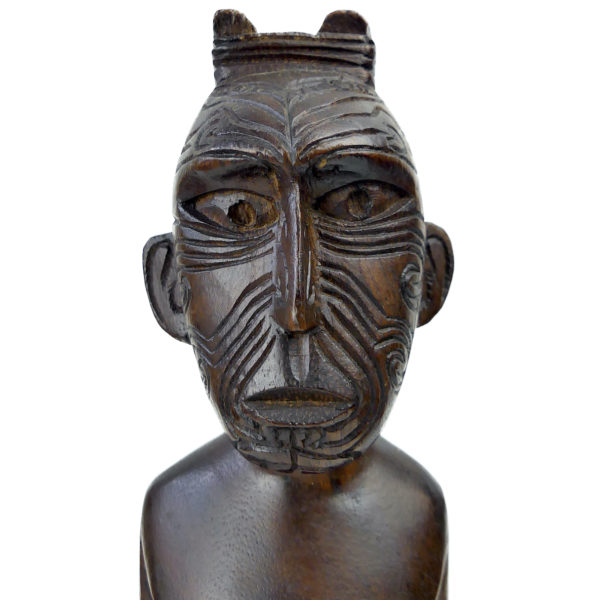 Petit Teko Teko Poutokomanawa Māori en bois brun Nouvelle-Zélande (face)