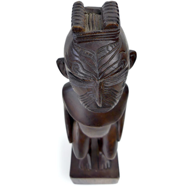 Petit Teko Teko Poutokomanawa Māori en bois brun Nouvelle-Zélande (dessus)