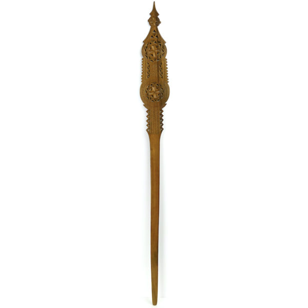 Grande quenouille ancienne en bois précieux clair cranté et ciselé (face)