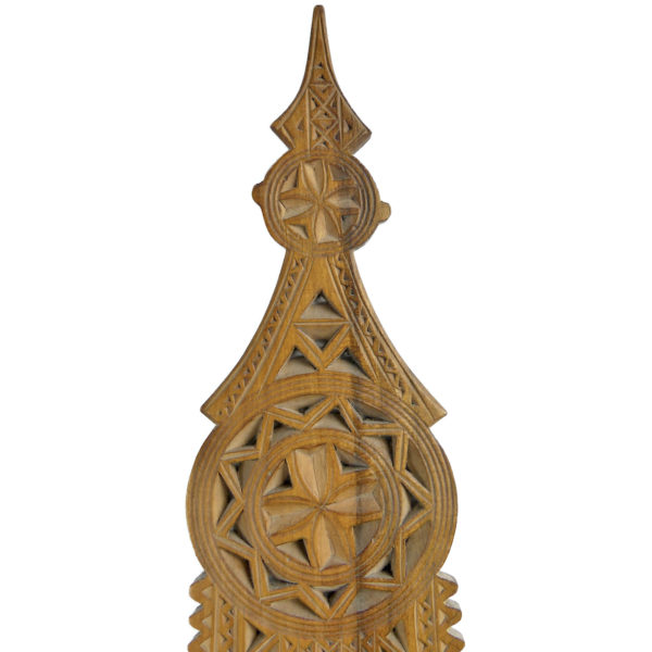 Grande quenouille ancienne en bois précieux clair cranté et ciselé (détail)
