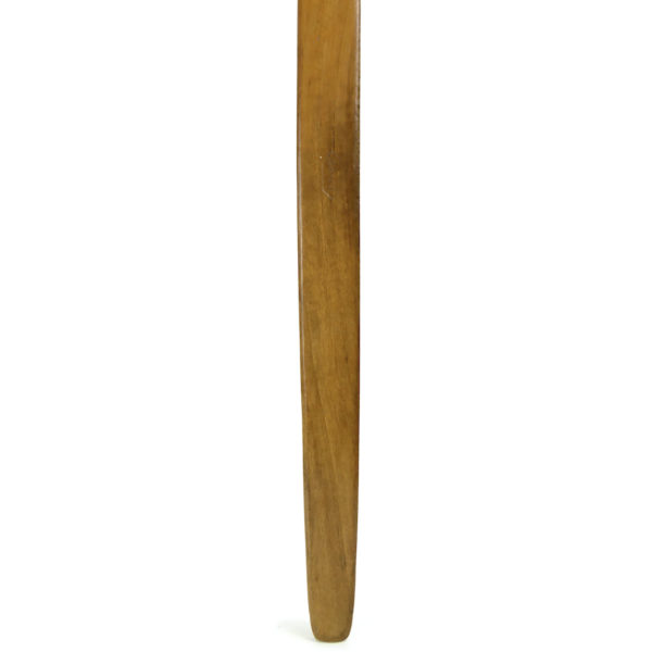 Grande quenouille ancienne en bois précieux clair cranté et ciselé (détail)