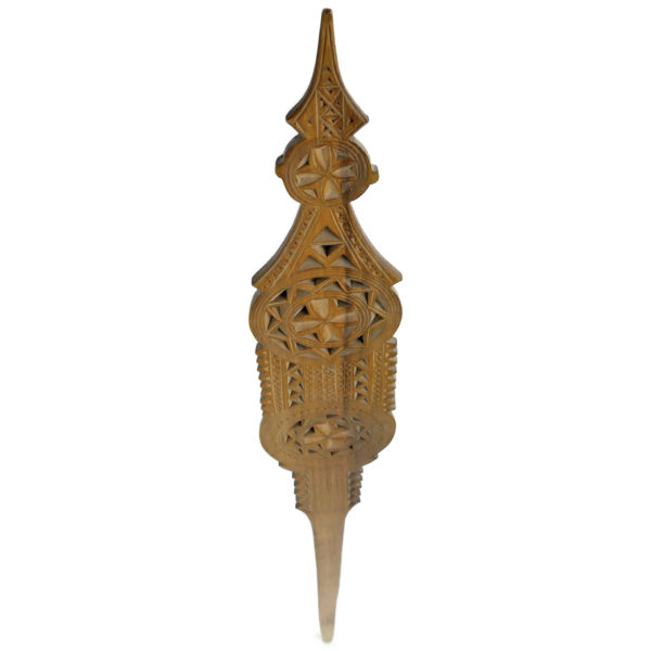 Grande quenouille ancienne en bois précieux clair cranté et ciselé (dessus 3/4)