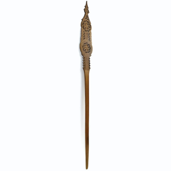 Grande quenouille ancienne en bois précieux clair cranté et ciselé (3/4)