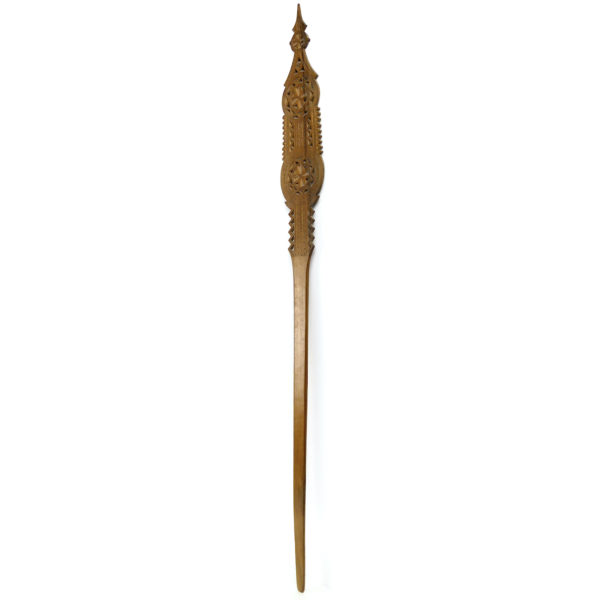 Grande quenouille ancienne en bois précieux clair cranté et ciselé (3/4)
