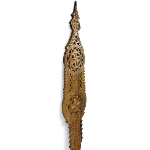 Grande quenouille ancienne en bois précieux clair cranté et ciselé (détail)