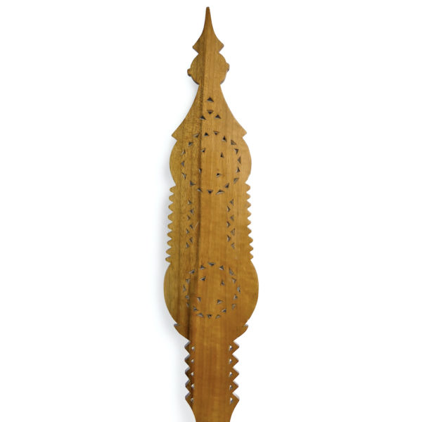 Grande quenouille ancienne en bois précieux clair cranté et ciselé (détail dos)