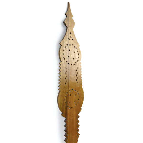 Grande quenouille ancienne en bois précieux clair cranté et ciselé (détail dos)