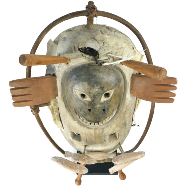 Grand masque céphalomorphe aux poissons Esprit rieur Yupik sur pied (dessus 3/4)