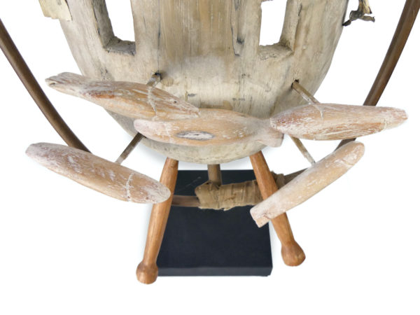 Grand masque céphalomorphe aux poissons Esprit rieur Yupik sur pied (détail)