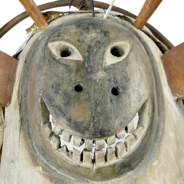 Grand masque céphalomorphe aux poissons Esprit rieur Yupik sur pied (détail)