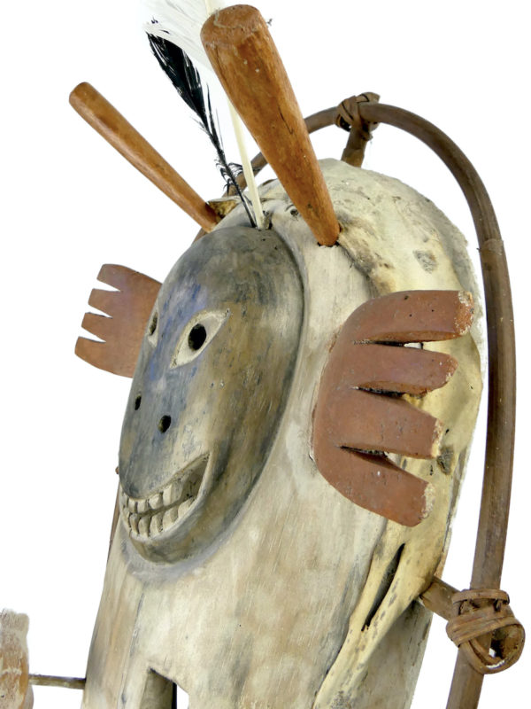 Grand masque céphalomorphe aux poissons Esprit rieur Yupik sur pied (détail)
