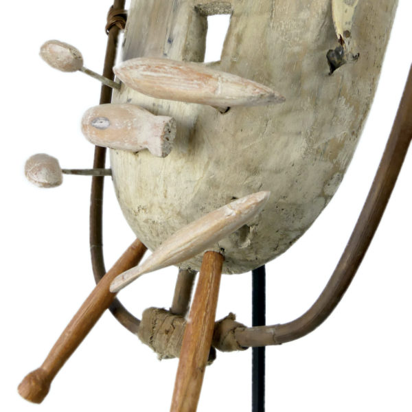 Grand masque céphalomorphe aux poissons Esprit rieur Yupik sur pied (détail)