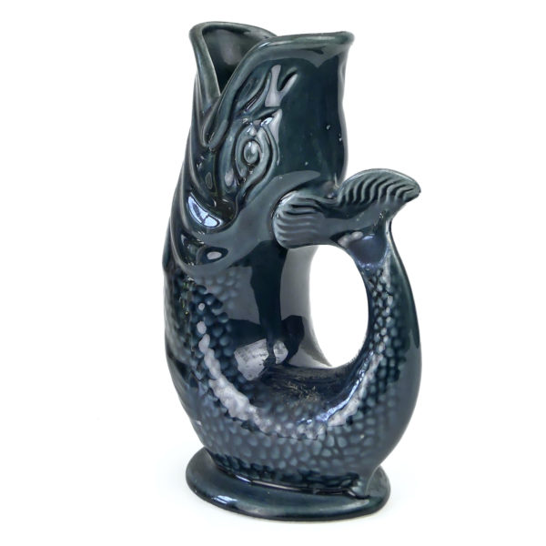 Petit pichet poisson anglais en céramique bleue Fosters Studio Pottery (3/4 dos)