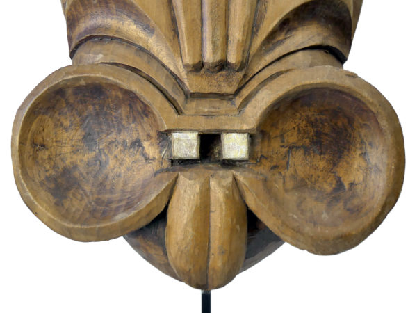 Long masque en bois sculpté sur socle Collection ethnique Art tribal (détail)