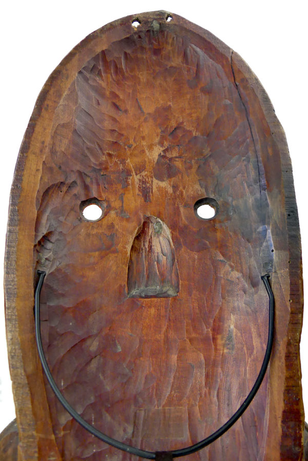 Long masque en bois sculpté sur socle Collection ethnique Art tribal (détail)