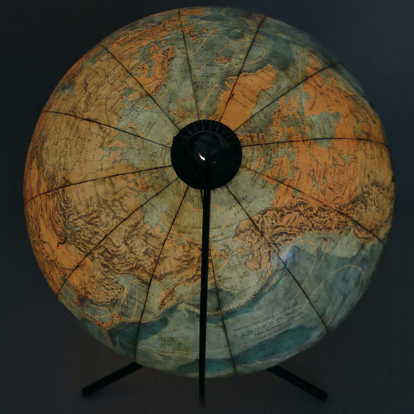 Lampe Globe Terrestre trépied de bureau Carte Taride France (dessus allumée)
