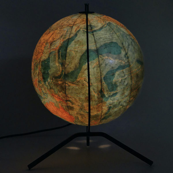 Lampe Globe Terrestre trépied de bureau Carte Taride France (dos allumée)