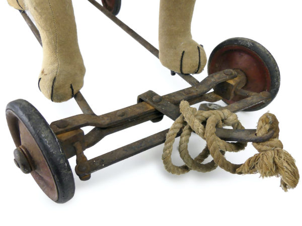 Bouledogue à roulettes rare peluche et paille Début XXe siècle Steiff Allemagne (détail)
