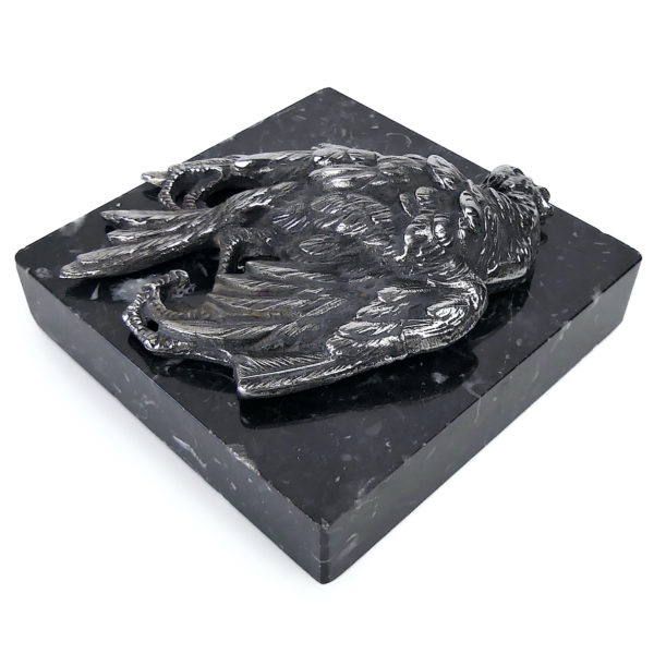 Petit oiseau mort en métal argenté sur plaque carrée de marbre noir (3/4)